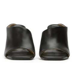 Model Black Nappa